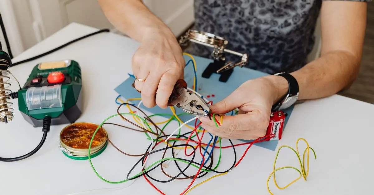 Comment Trouver un Électricien Disponible 24h Efficacement